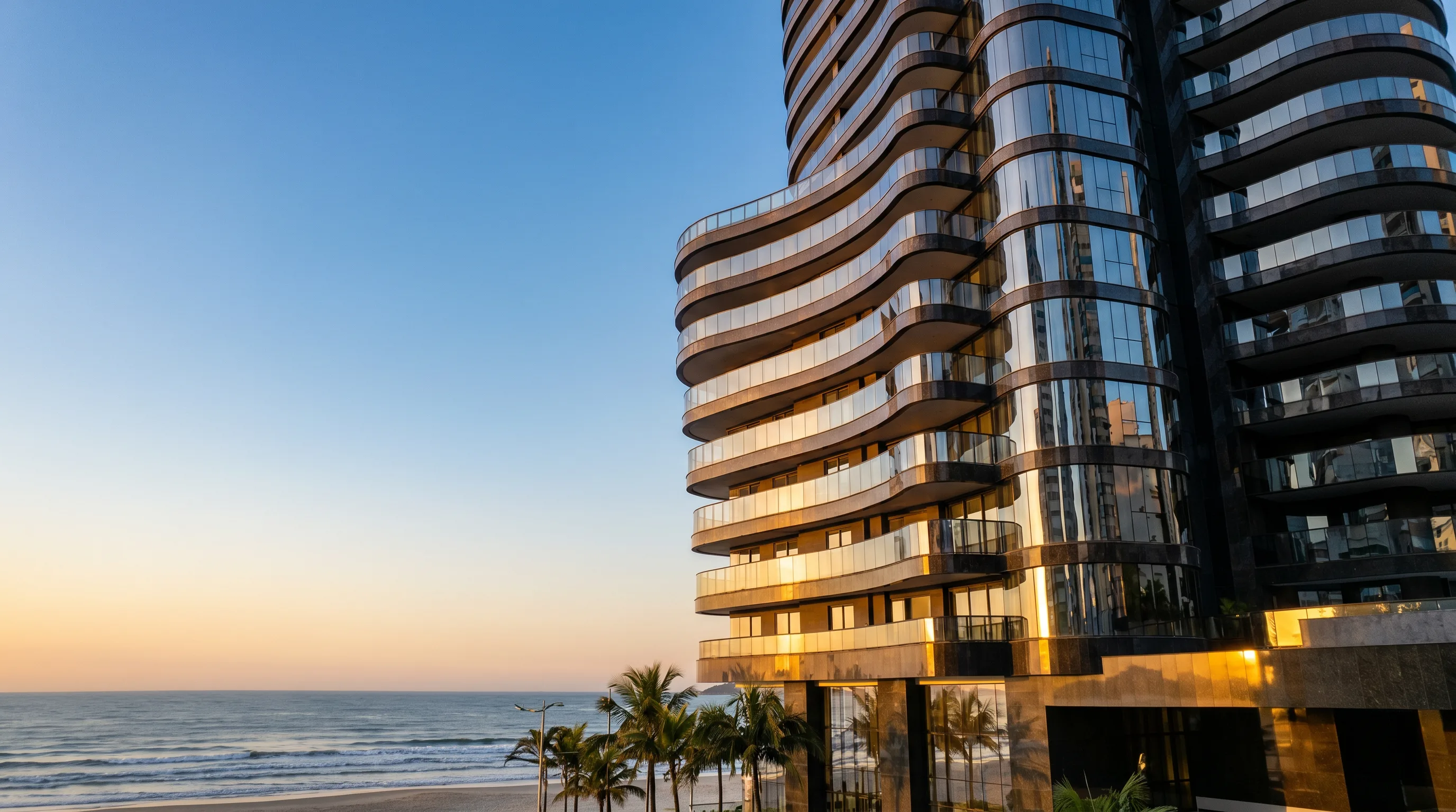 Torre residencial de luxo frente-mar ao pôr do sol